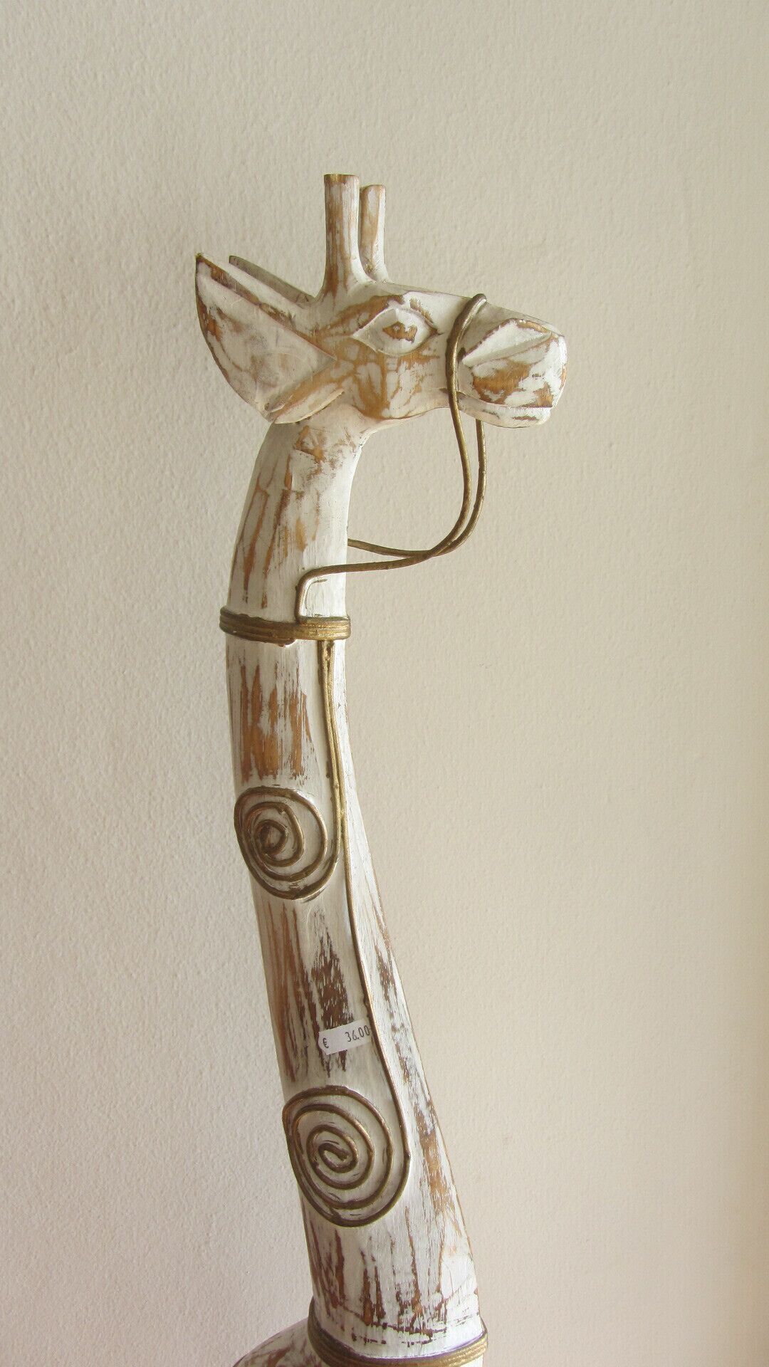 A sculpture of a giraffe with a price tag of € 360.