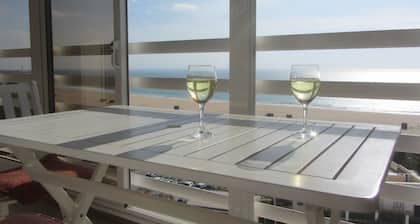 Giraffe - 50 m vom Strand. 2 Schlafzimmer, 2 WC, Klimaanlage, WLAN, Meerblick, Park