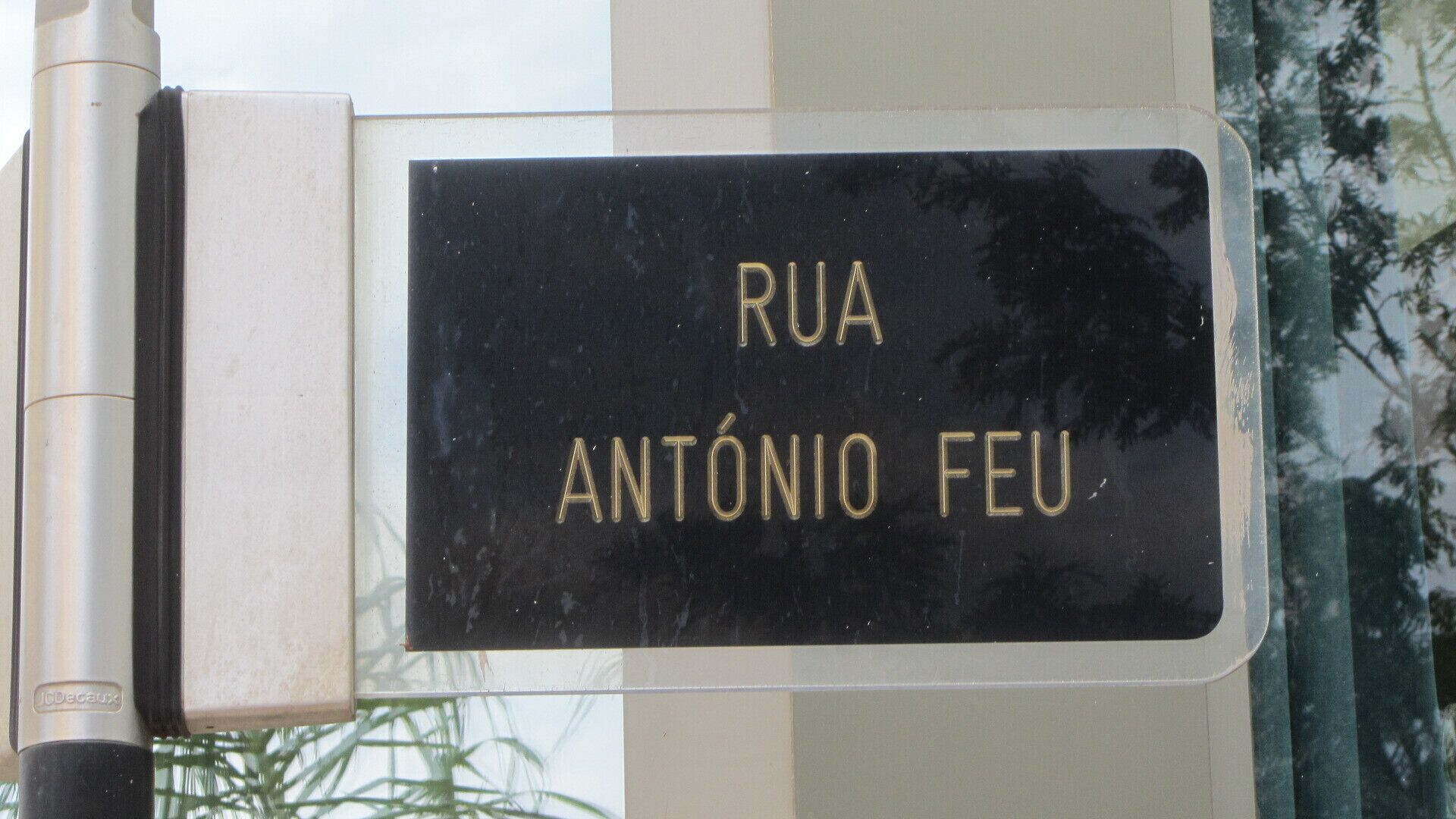 Un panneau de signalisation indiquant « RUA ANTÔNIO FEU ».