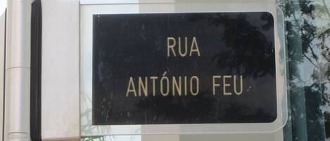Un panneau de signalisation indiquant « RUA ANTÔNIO FEU ».
