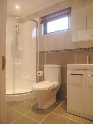 Kombinert dusj/badekar, hårføner, håndklær og toalettpapir