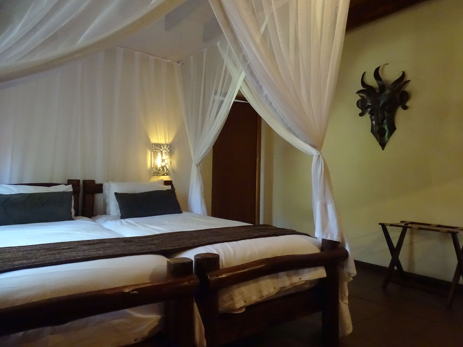 3 quartos, ferros/tábuas de passar roupa, berço de viagem