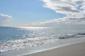 En la playa, camastros y toallas de playa 