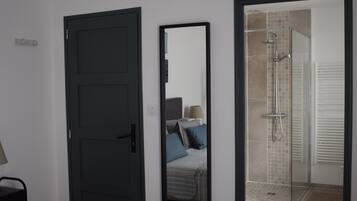 2 bedrooms, desk, iron/ironing board, WiFi