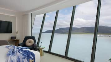 Habitación, 1 cama de matrimonio grande | Ropa de cama de alta calidad, caja fuerte, escritorio y cortinas opacas