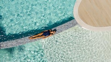 Piscina all'aperto, cabanas (a pagamento), lettini