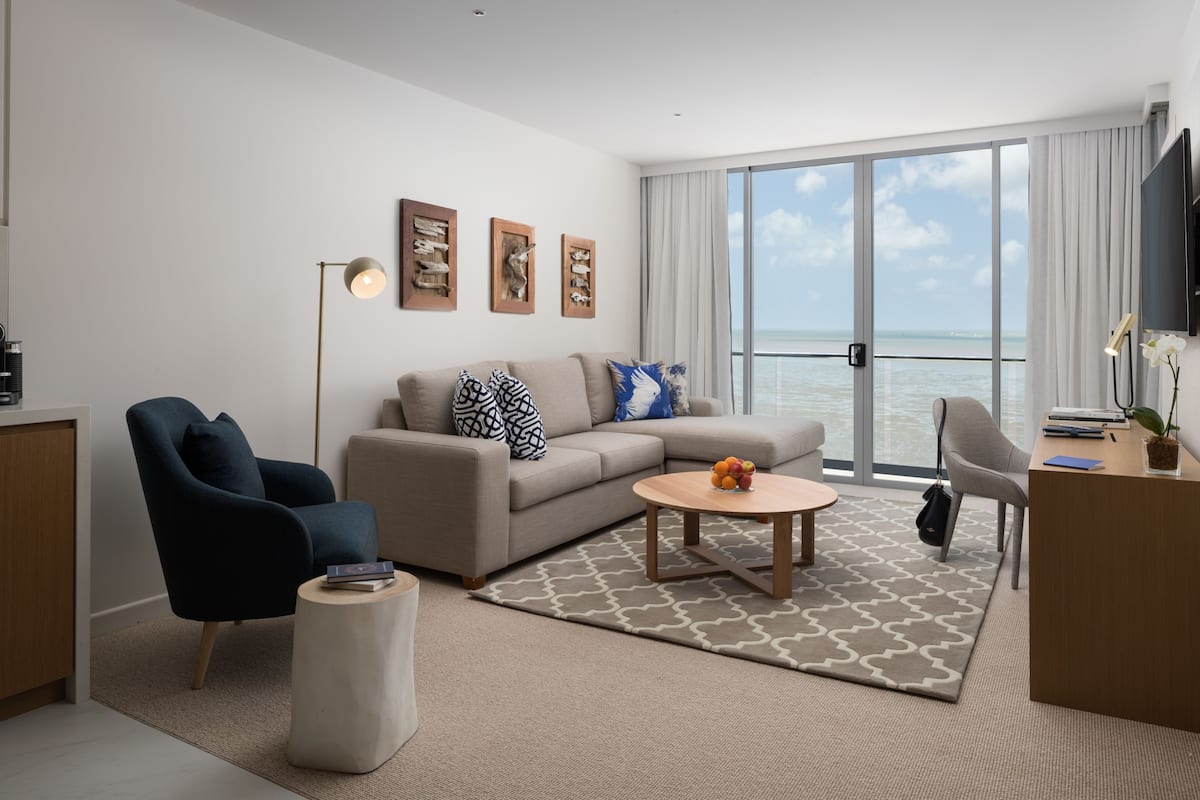 Sengetøy av topp kvalitet, safe på rommet og skrivebord