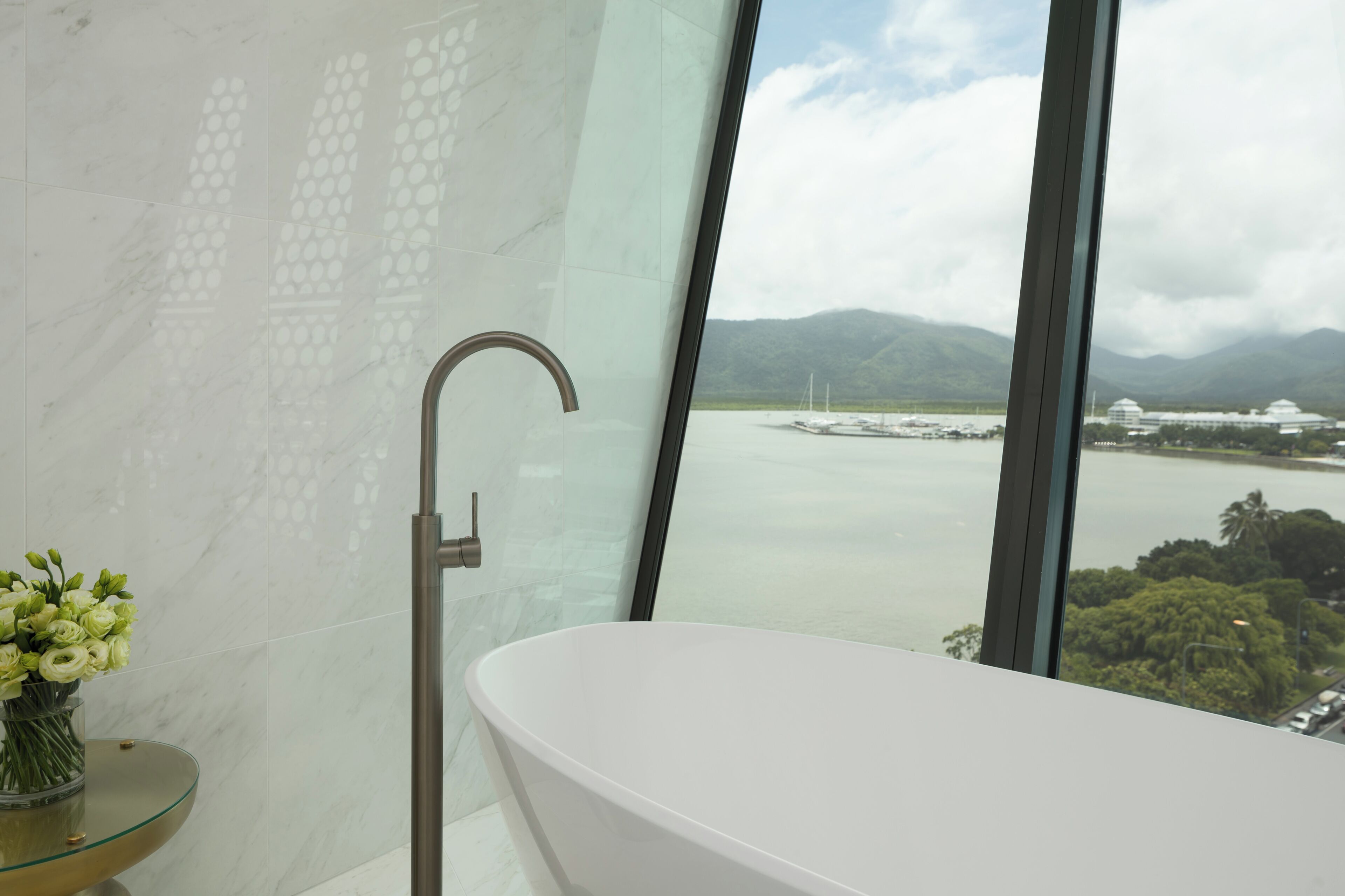 Rom, 1 kingsize-seng | Sengetøy av topp kvalitet, safe på rommet og skrivebord