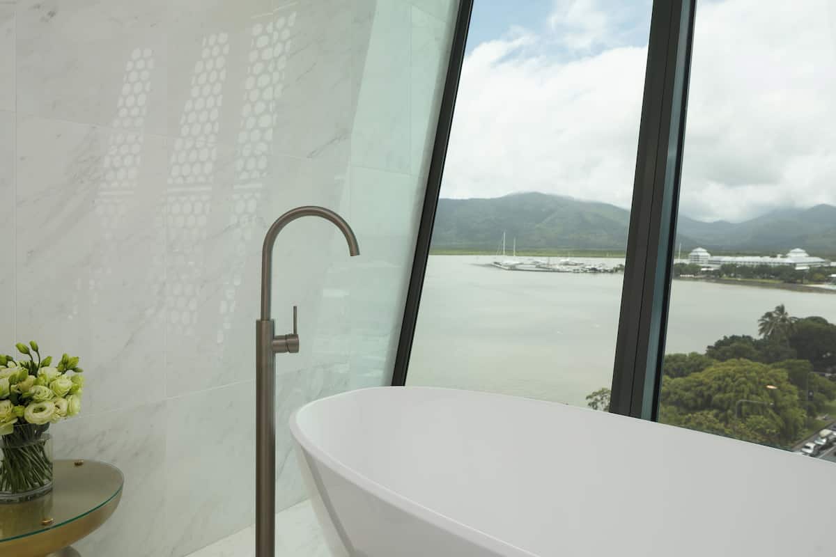 Rom, 1 kingsize-seng | Sengetøy av topp kvalitet, safe på rommet og skrivebord