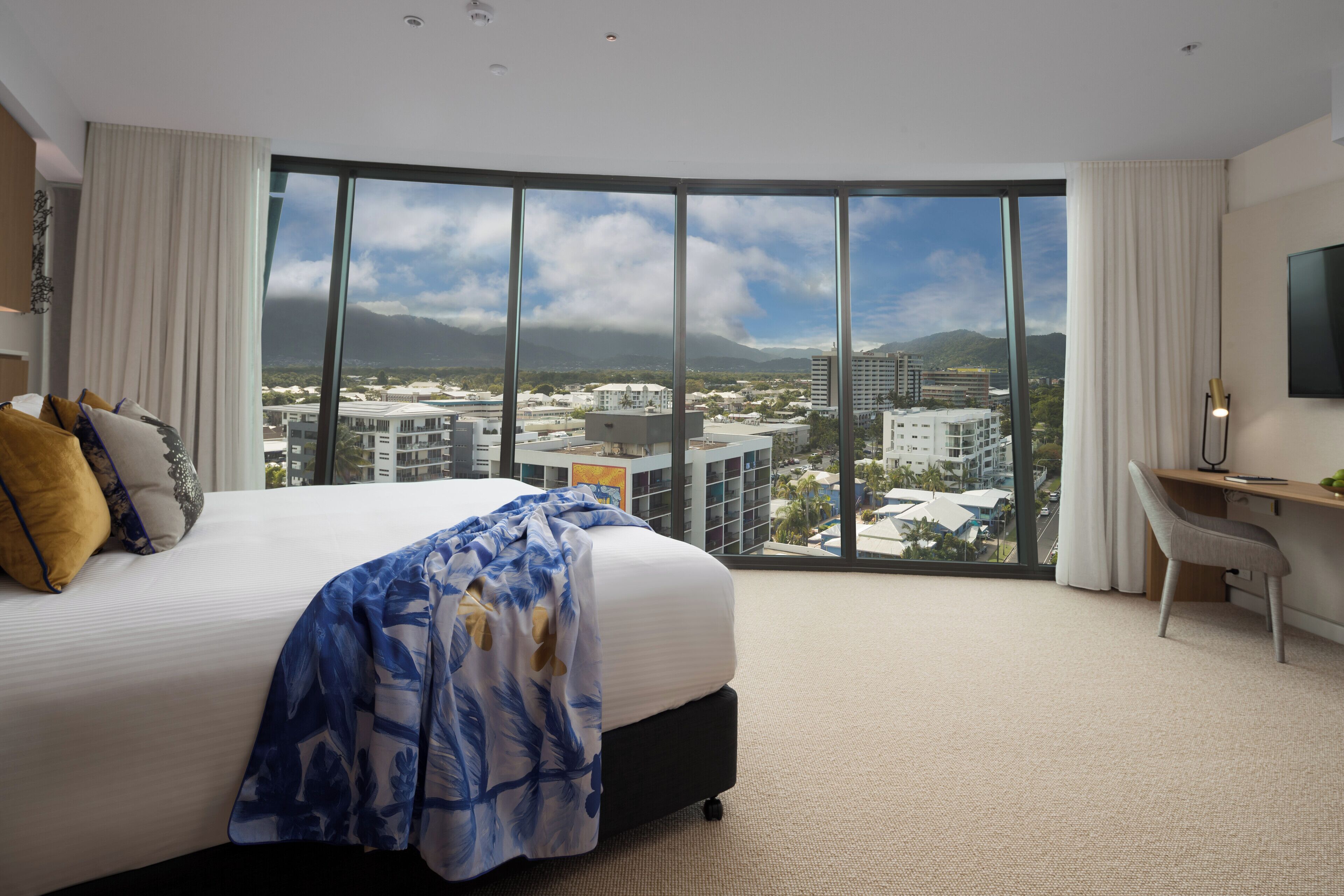 Rom, 1 kingsize-seng | Sengetøy av topp kvalitet, safe på rommet og skrivebord