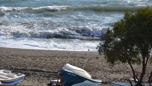 A beach with boats and a tree. - Beach house with medieval charm in Chilches Costa (Velez-Malaga)