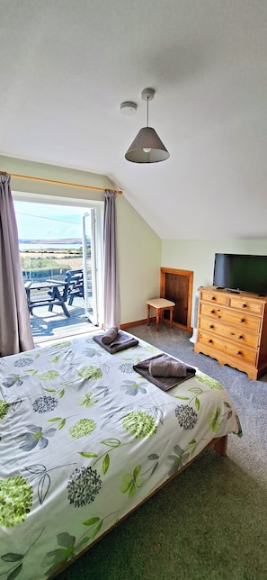 4 bedrooms, desk, iron/ironing board, free WiFi - Coastal Home • Sea Views • Walk to Daymer Bay (Wadebridge)