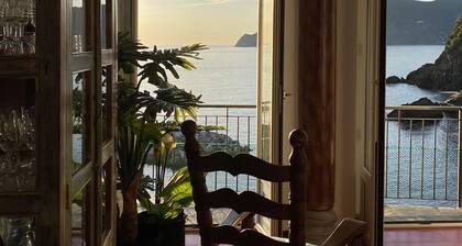 Villa on 2 levels overlooking the harbor of Vernazza. Wi-Fi & AC