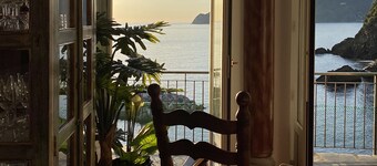 Villa on 2 levels overlooking the harbor of Vernazza. Wi-Fi & AC