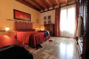 1 habitación, tabla de planchar con plancha, wifi y ropa de cama