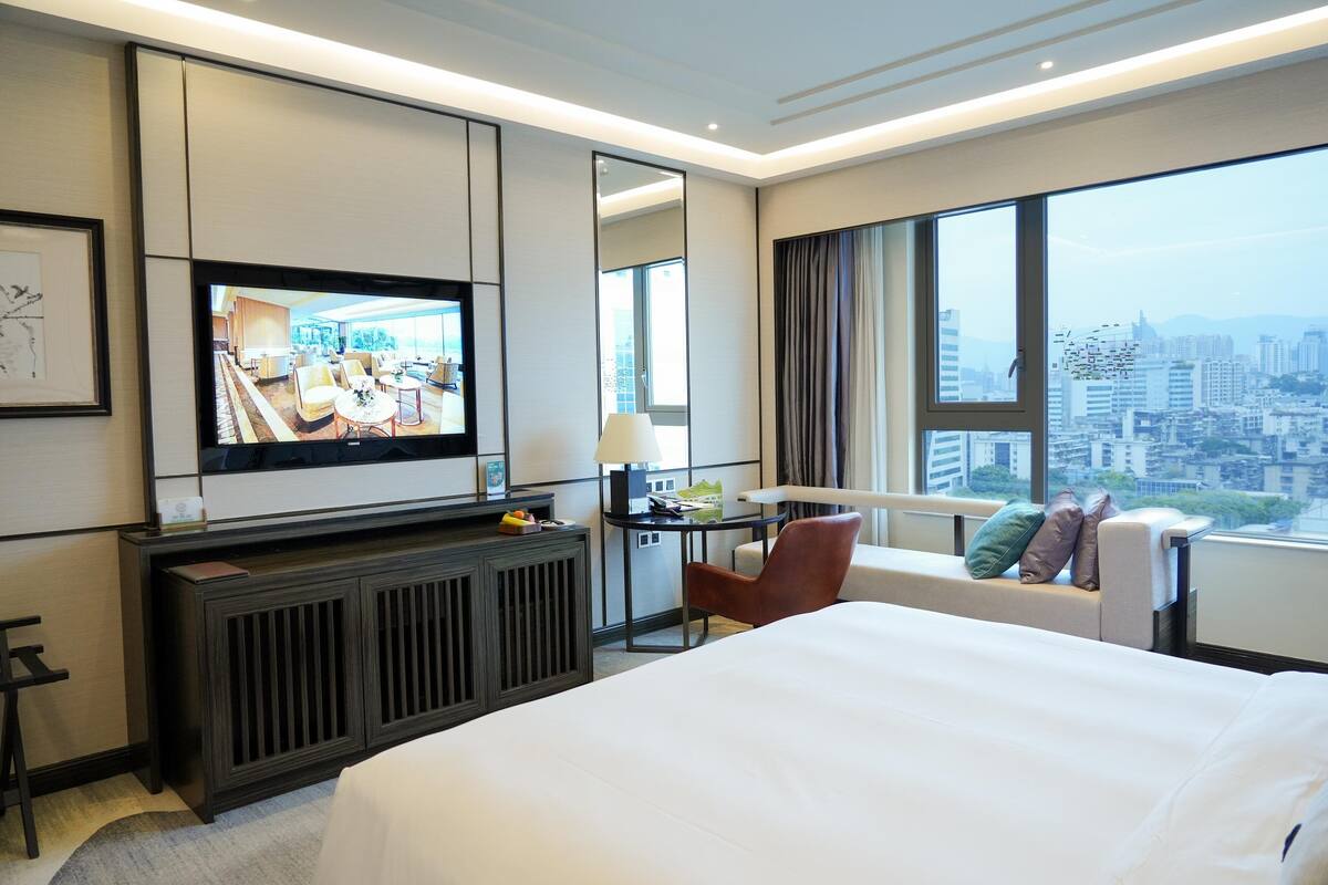 Bộ đồ giường cao cấp, minibar, két bảo mật tại phòng, bàn 