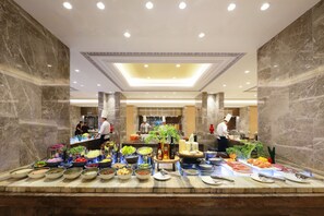 Daily buffet breakfast (CNY 92 per person)