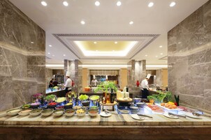 Daily buffet breakfast (CNY 92 per person)