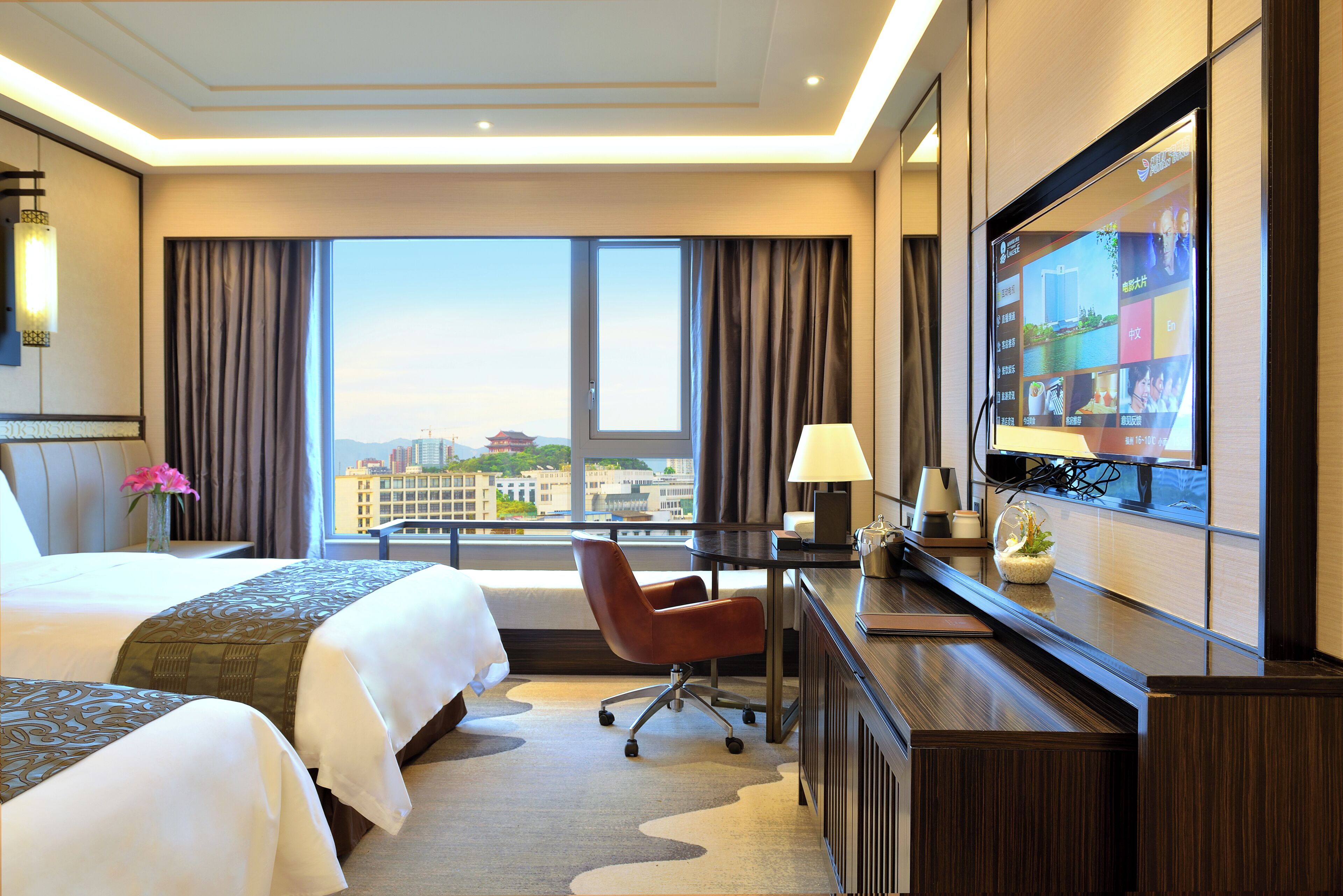 Deluxe-Zweibettzimmer, Stadtblick | Hochwertige Bettwaren, Minibar, Zimmersafe, Schreibtisch