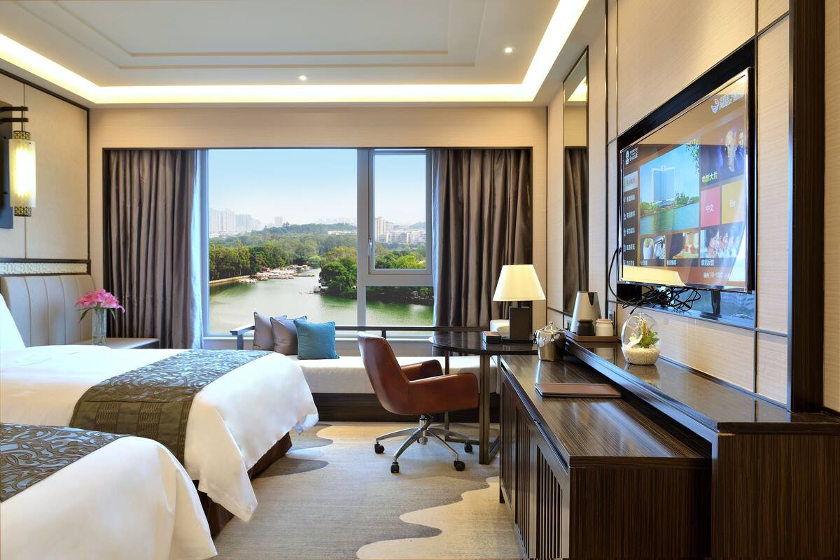 Phòng 2 giường đơn Deluxe, quang cảnh hồ | Bộ đồ giường cao cấp, minibar, két bảo mật tại phòng, bàn 