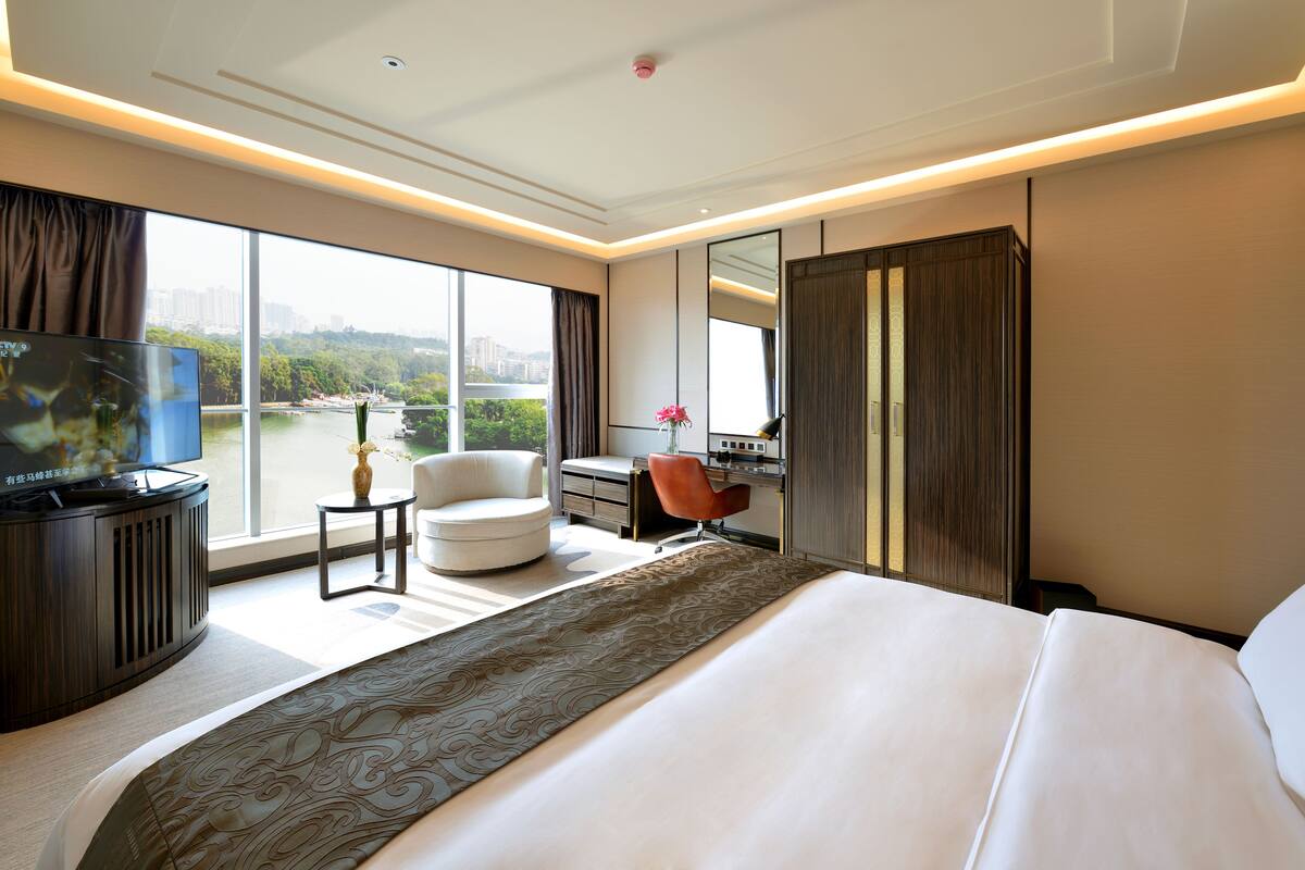 Bộ đồ giường cao cấp, minibar, két bảo mật tại phòng, bàn 