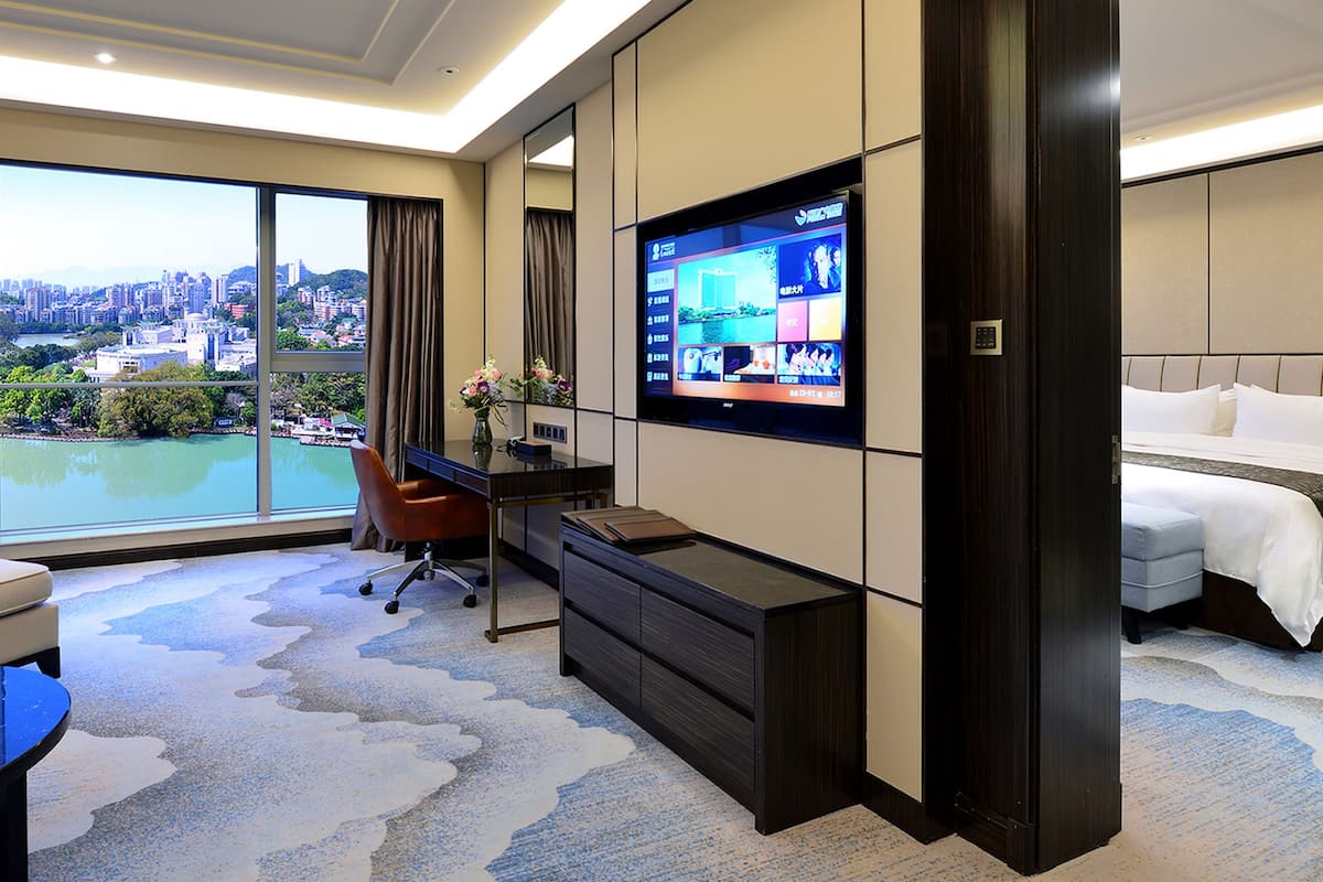 Deluxe Suite with Lake View | Minibar, in-room safe, desk, laptop workspace