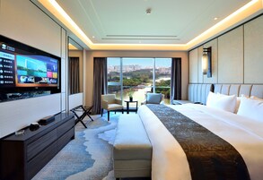 Deluxe Suite with Lake View