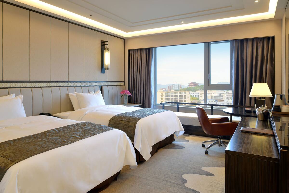 Phòng 2 giường đơn Deluxe, quang cảnh thành phố | Bộ đồ giường cao cấp, minibar, két bảo mật tại phòng, bàn 