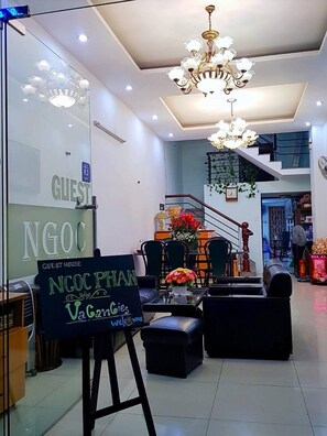Coin salon dans le hall