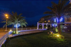 Bagian depan properti - sore/malam