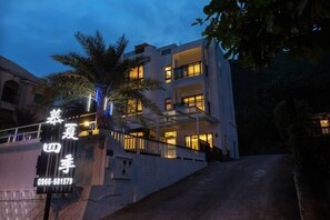 Façade de l’hébergement - soirée/nuit