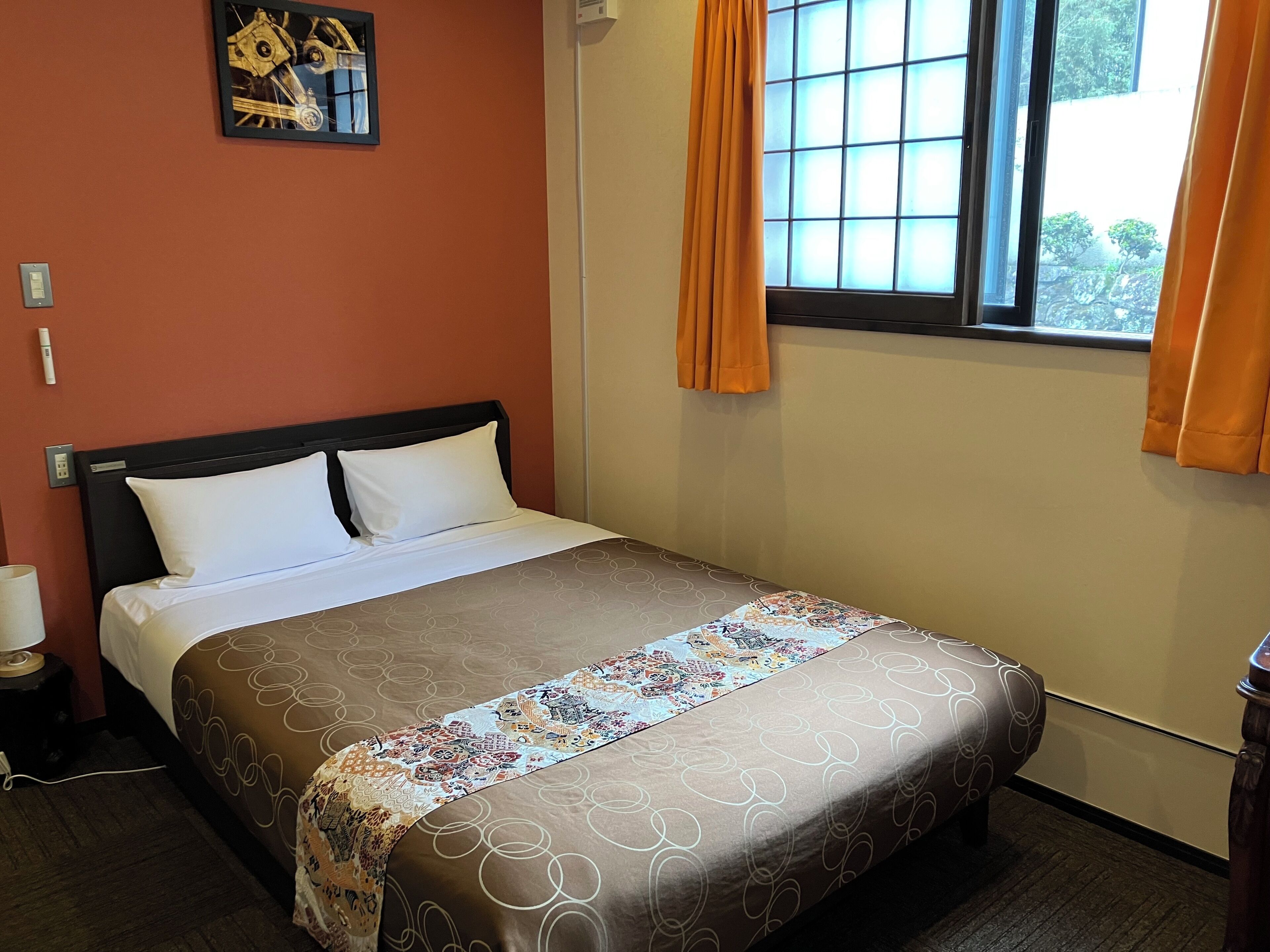 Free WiFi, bed sheets