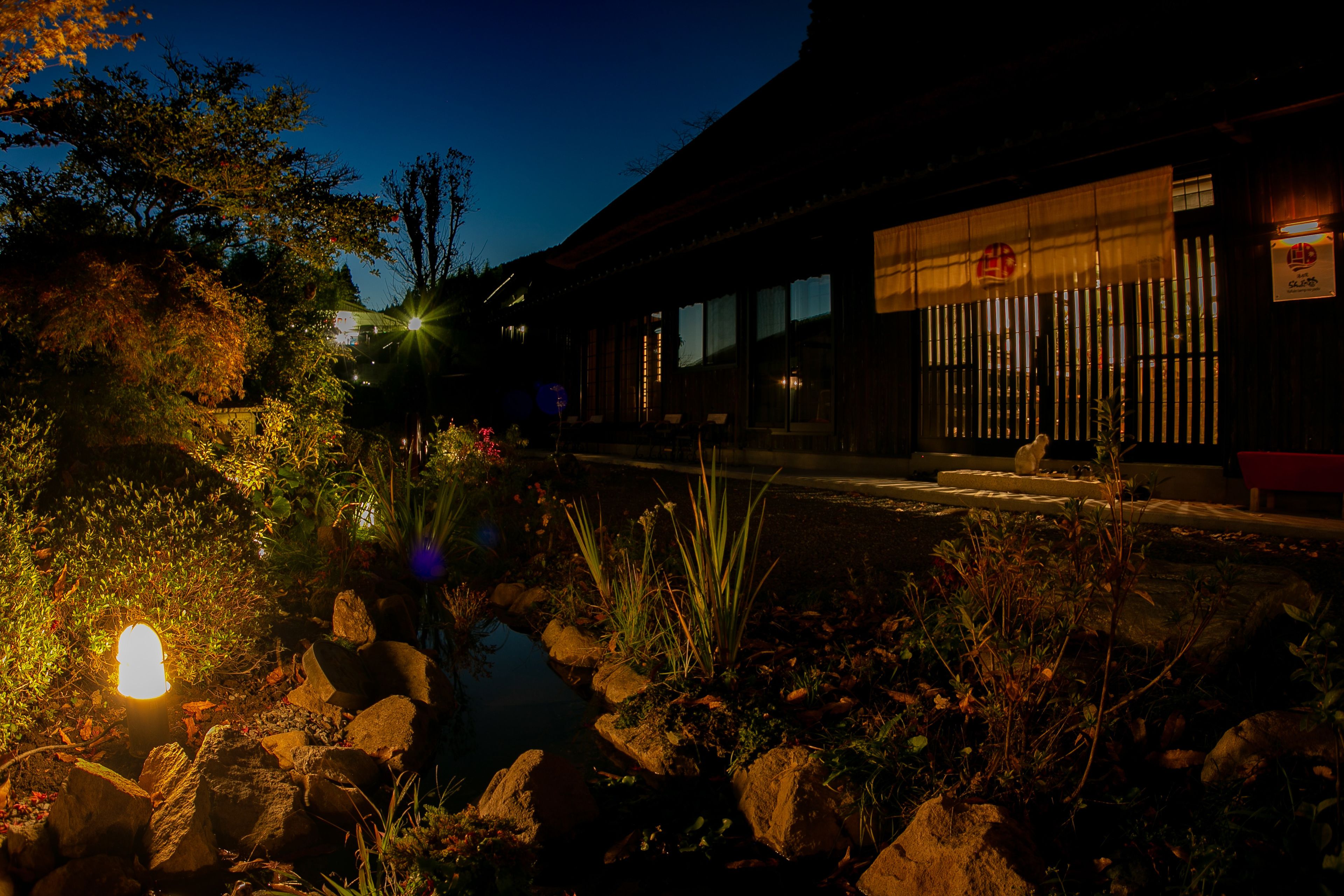 ด้านหน้าที่พัก - ตอนเย็น/กลางคืน