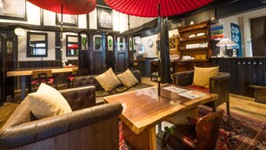 Un interior tradicional con muebles de madera, una mesa de madera y sombrillas rojas.