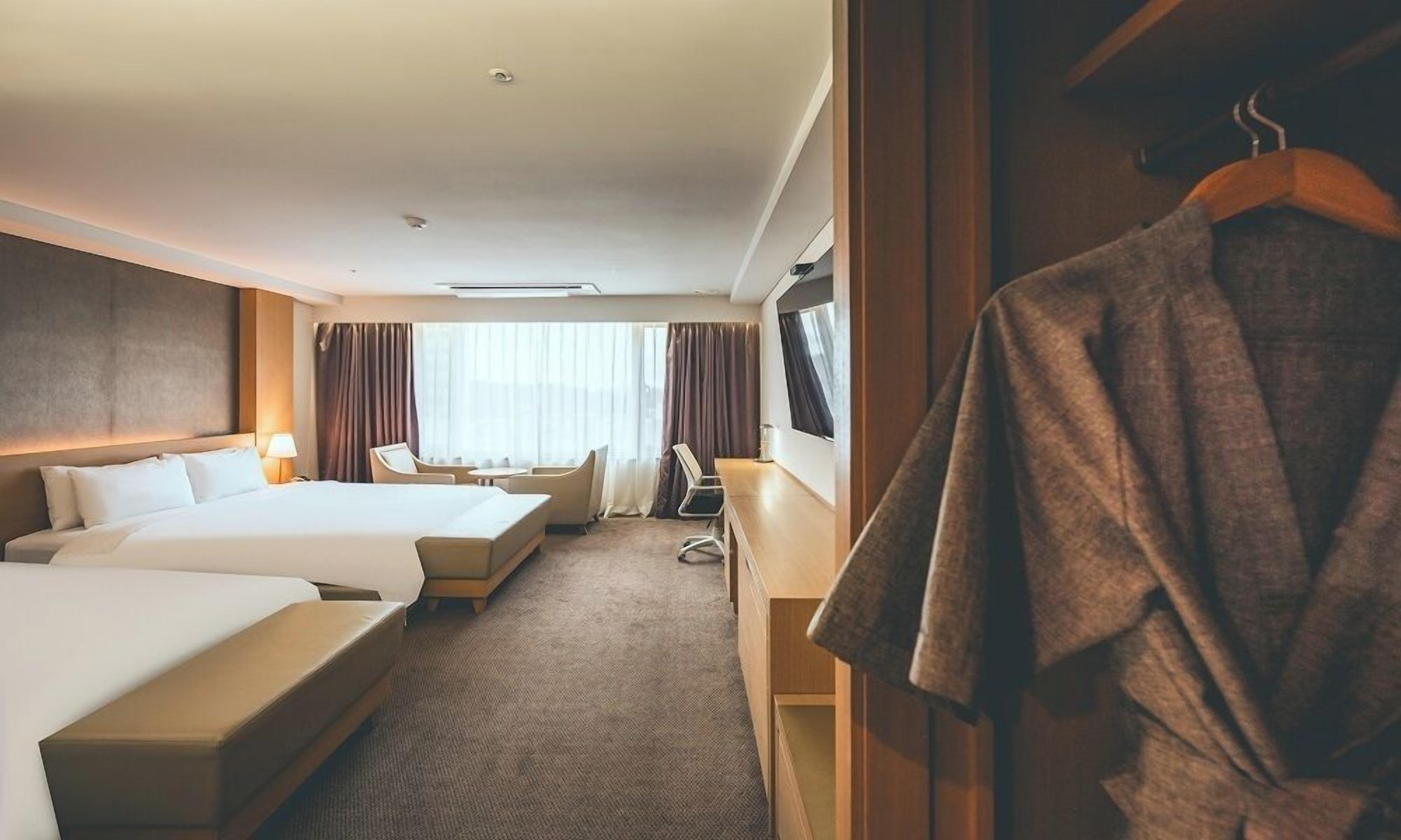 deluxe twin room | 1 bedroom, in-room safe, free wifi, bed sheets