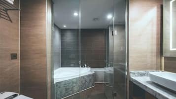 Deluxe Twin kamer | Badkamer | Een douche, gratis toiletartikelen, een haardroger, badjassen