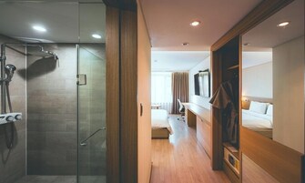 标准双人房 | 浴室 | 淋浴设施、免费洗浴用品、吹风机、浴袍