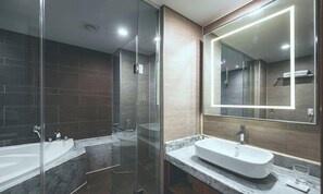 Quarto duplo luxo | Banheiro | Chuveiro, produtos de toalete grátis, secador de cabelo 