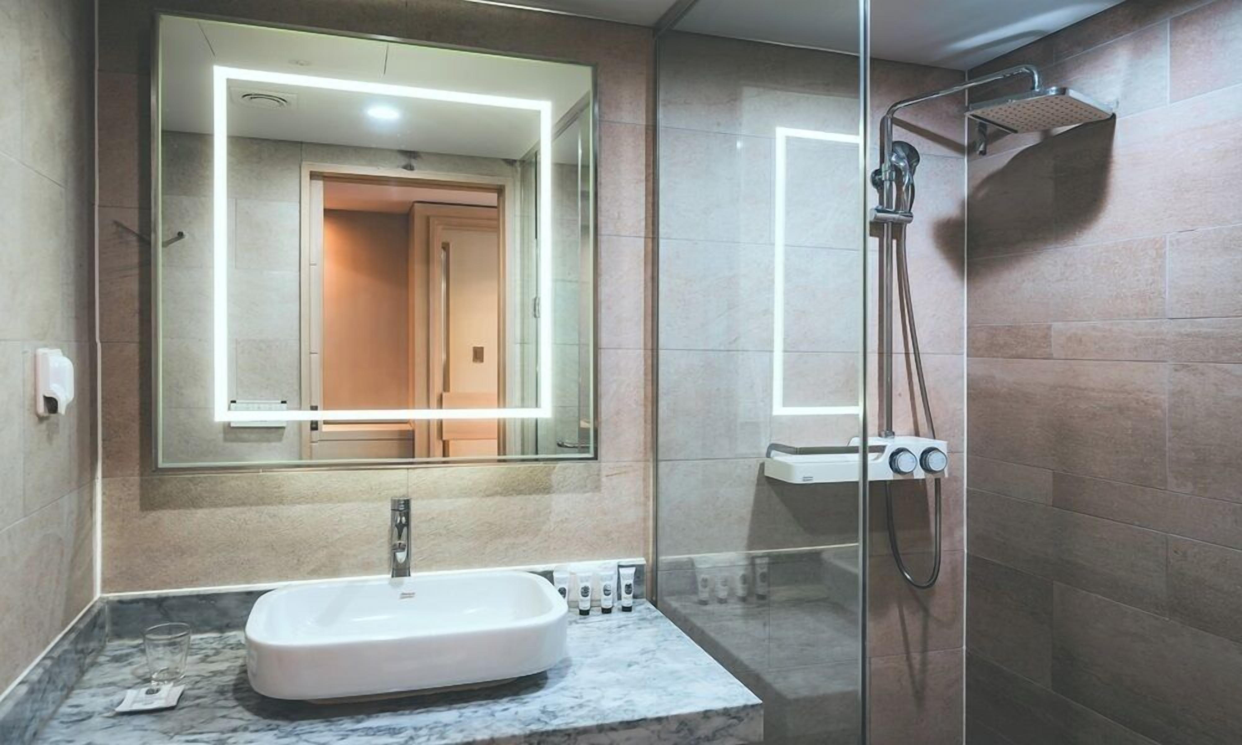 standard twin room | bathroom | shower, free toiletries, hair dryer, bathrobes