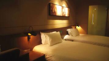 房內夾萬、書桌、遮光窗簾/窗簾、熨斗/熨衫板