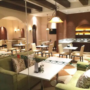 Se ofrece un desayuno bufé (20.00 CNY por persona)