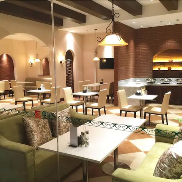 Daily buffet breakfast (CNY 20.00 per person)