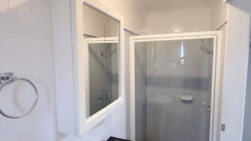 Deluxe-Studio | Badezimmer | Handtücher, Seife, Shampoo, Toilettenpapier