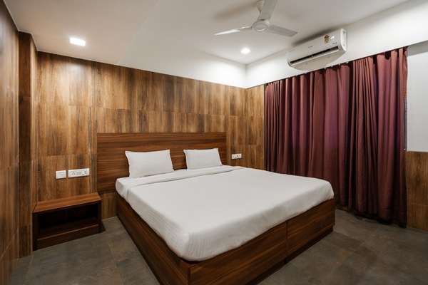 Rollaway beds (surcharge), WiFi (free)