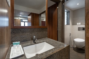 Regadera, amenidades de baño gratuitas, toallas, jabón