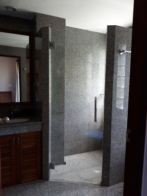 2-Bedroom Condo with Sea View | Bathroom | Shower, free toiletries, hair dryer, towels
