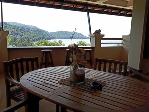 2-Bedroom Condo with Sea View | Terraza o patio