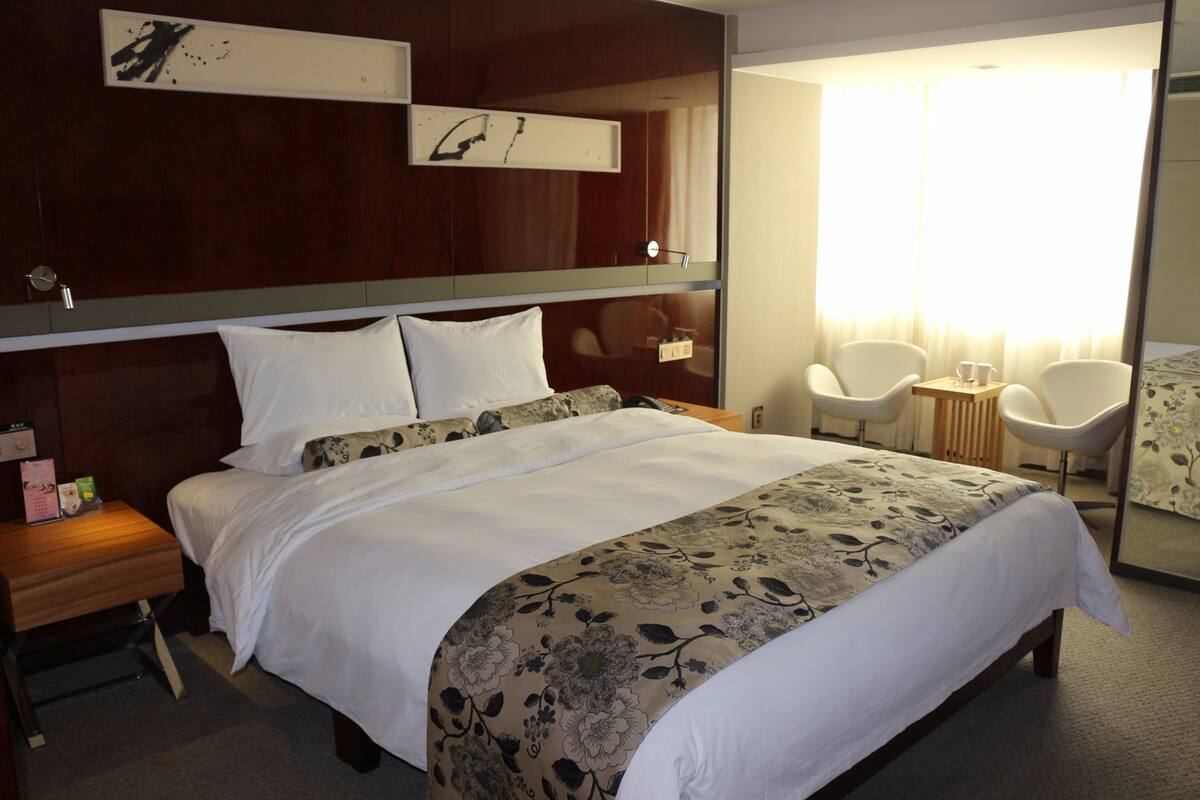 Deluxe-Doppelzimmer | Schreibtisch, Verdunkelungsvorhänge, kostenloses WLAN