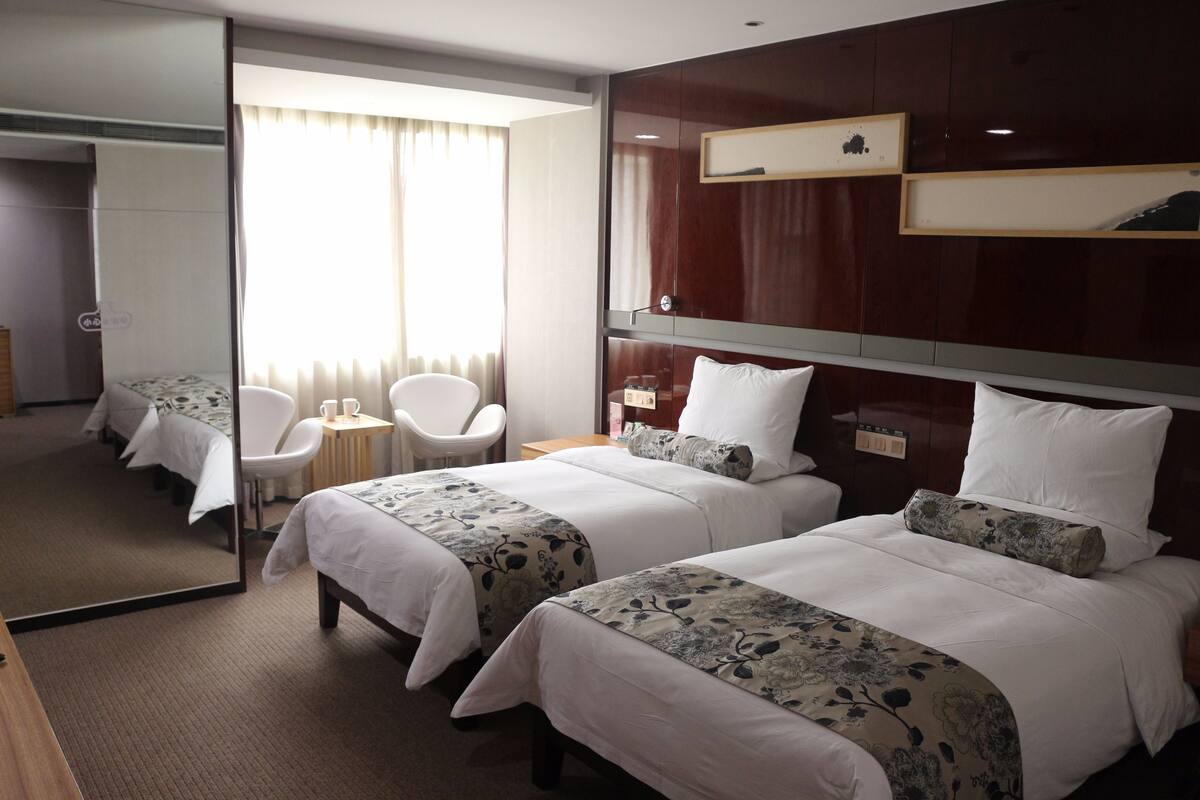 Deluxe-Zweibettzimmer | Schreibtisch, Verdunkelungsvorhänge, kostenloses WLAN