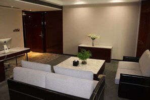 Premium-Suite | Schreibtisch, Verdunkelungsvorhänge, kostenloses WLAN